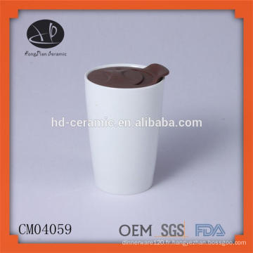 Tasse à carreaux en céramique blanche avec couvercle en plastique, tasse en porcelaine en gros sans poignée, tasse à impression couleur avec couvercle
